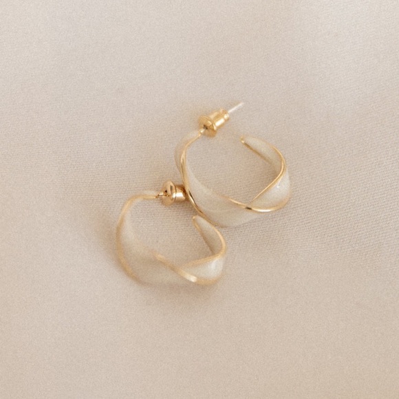 Petal & pup clementine gold twist hoop earrings - Picture 3 of 4
